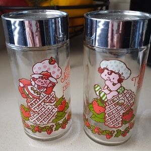 VINTAGE Strawberry Shortcake SALT & PEPPER SHAKERS American Greetings CUTE!!